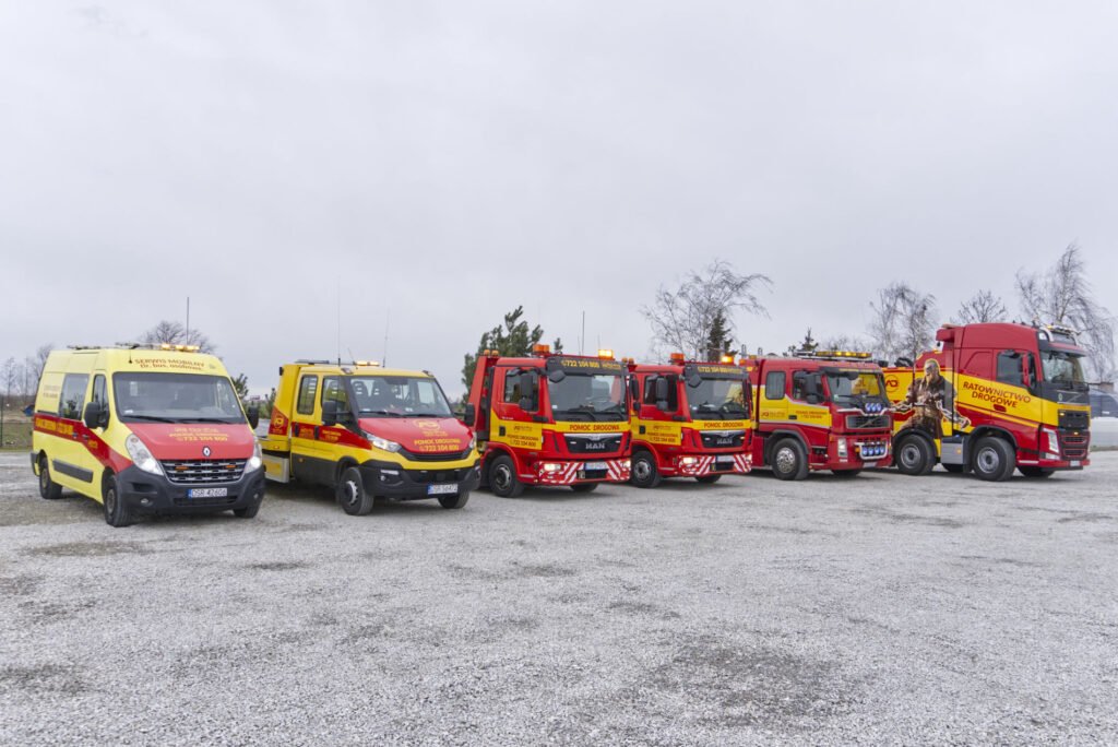 Profesjonalna laweta Środa Śląska transportująca samochód osobowy.