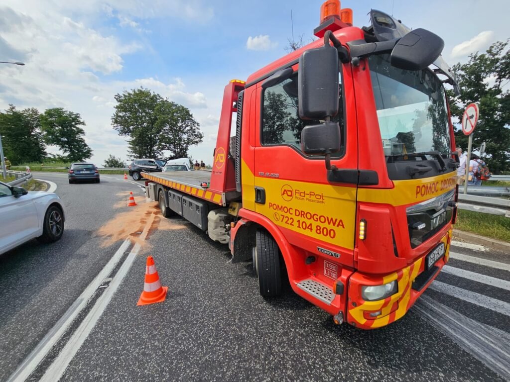 Laweta Środa Śląska zajmująca się przewozem ciężkich maszyn rolniczych.