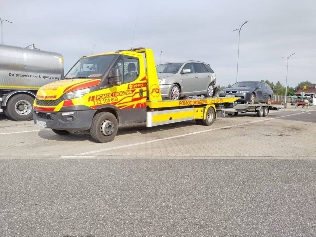 Usługi auto lawety w ramach pomocy drogowej w Środzie Śląskiej, transport pojazdów.