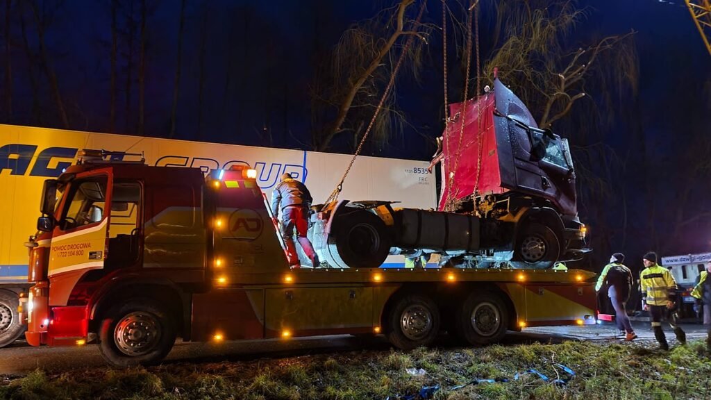 Laweta Środa Śląska podczas transportu uszkodzonego samochodu po awarii na trasie.