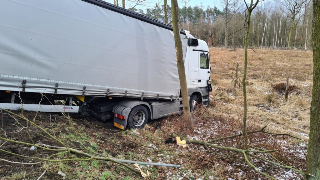 Laweta holująca samochód w Środzie Śląskiej – najczęstsze przyczyny awarii na drodze.