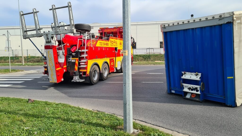 Samochód holowany na autostradzie przez usługę Holowanie Środa Śląska – profesjonalna i szybka pomoc drogowa w trudnych sytuacjach.