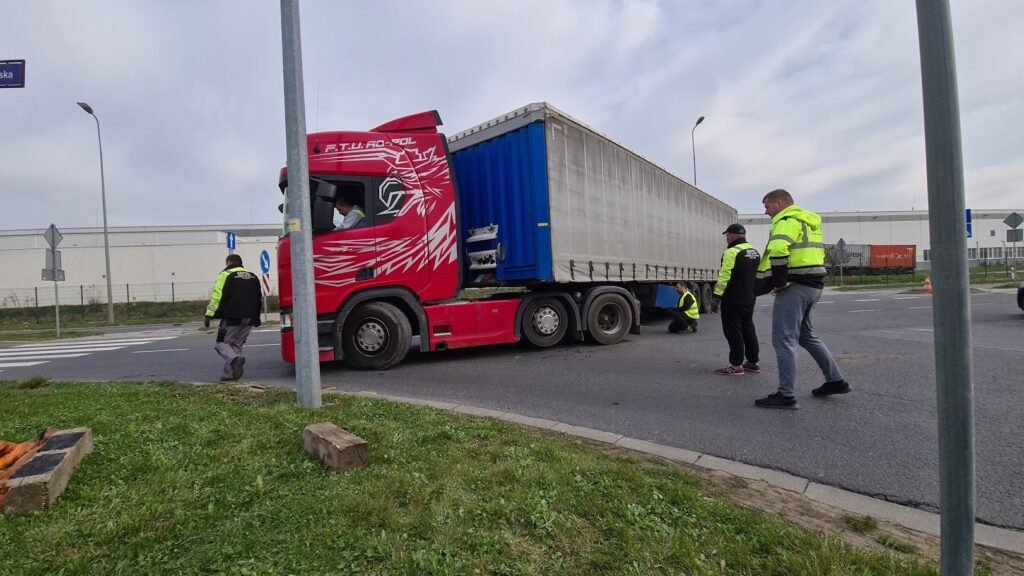 Laweta świadcząca pomoc drogową w Środzie Śląskiej podczas transportu zabytkowego pojazdu na lawecie.