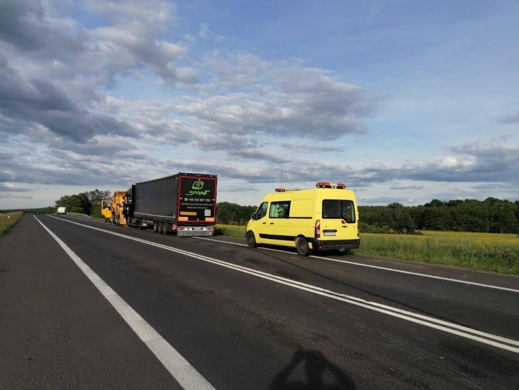 Profesjonalna pomoc drogowa Środa Śląska podczas usuwania usterki na poboczu drogi