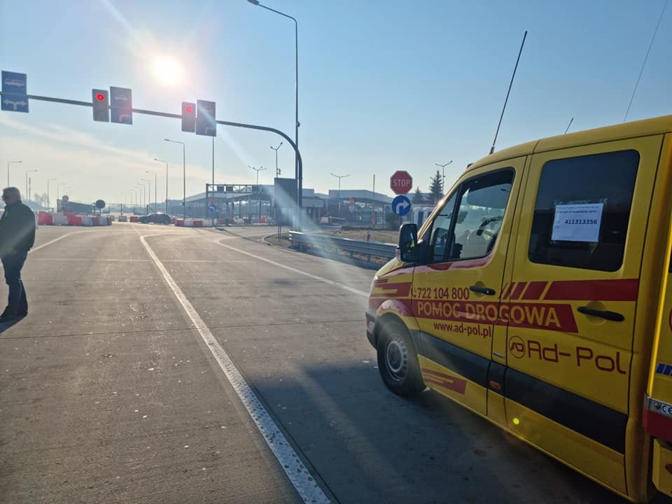 Zimowa pomoc drogowa Środa Śląska udzielająca wsparcia kierowcy na zaśnieżonej drodze