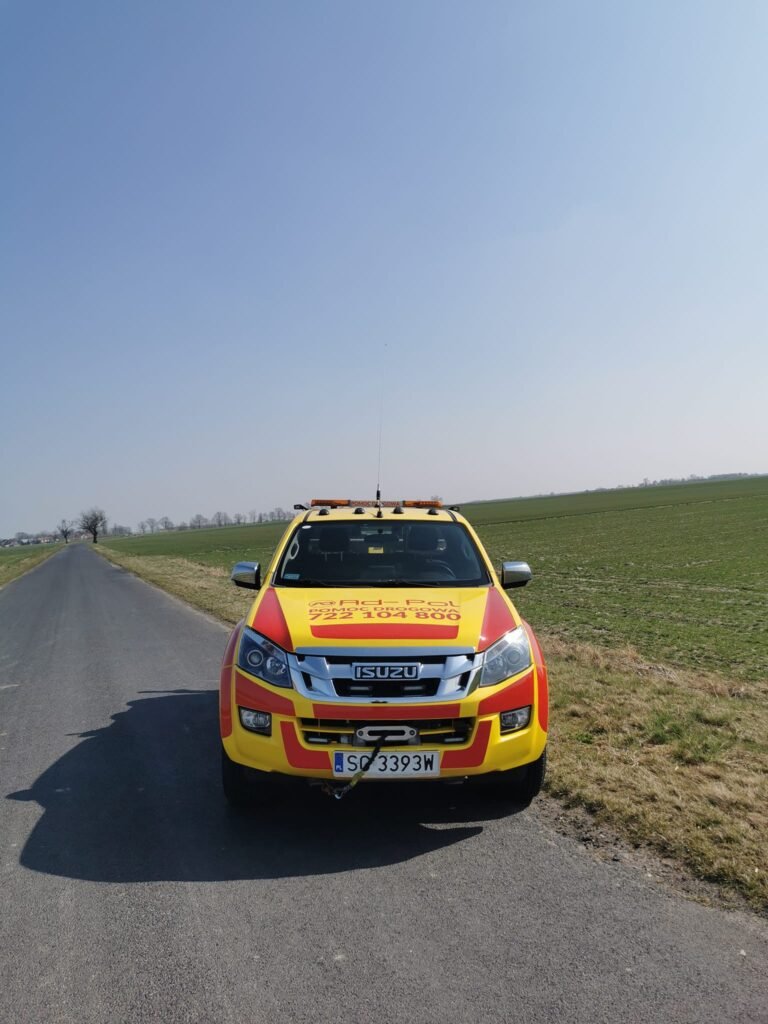Laweta pomocy drogowej Środa Śląska podczas akcji wyciągania samochodu z rowu w trudnych warunkach drogowych