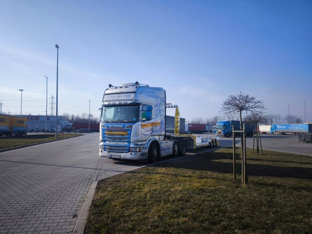 Laweta Środa Śląska podczas transportu uszkodzonego samochodu na drogach regionu