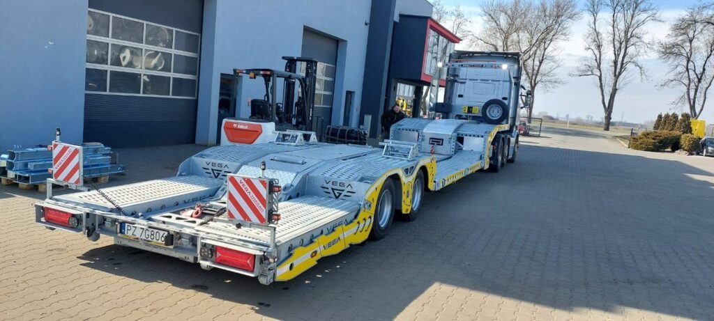 Laweta Środa Śląska podczas akcji holowania samochodu po kolizji drogowej, szybka pomoc i bezpieczny transport auta.