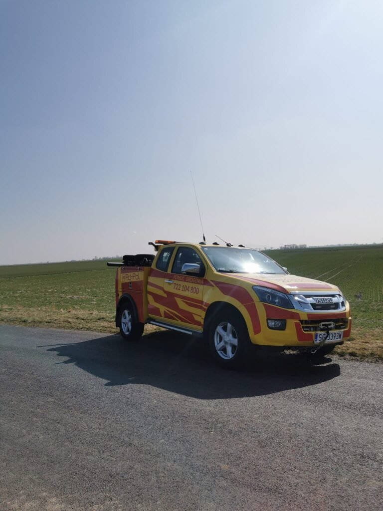 Profesjonalna laweta Środa Śląska podczas bezpiecznego transportu auta luksusowego na niskiej platformie.