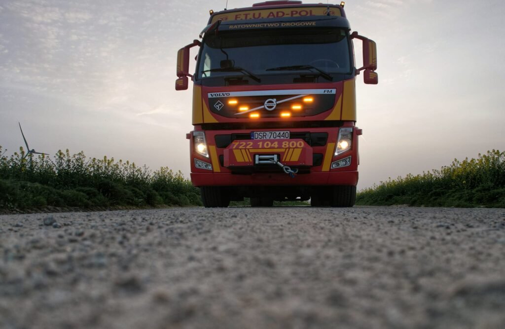 Laweta Środa Śląska podczas załadunku uszkodzonego auta na trasie, szybka i profesjonalna pomoc drogowa.