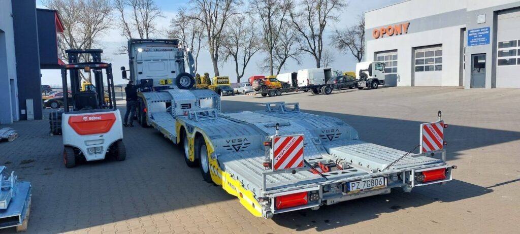 Laweta Środa Śląska podczas bezpiecznego transportu samochodu osobowego i pojazdu dostawczego na drodze regionalnej