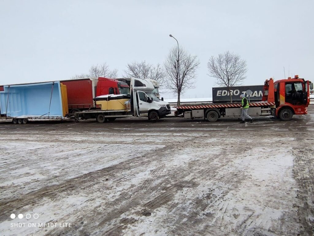 Laweta Środa Śląska podczas załadunku uszkodzonego samochodu na drodze w okolicach miasta, całodobowa pomoc drogowa i jasny cennik usług