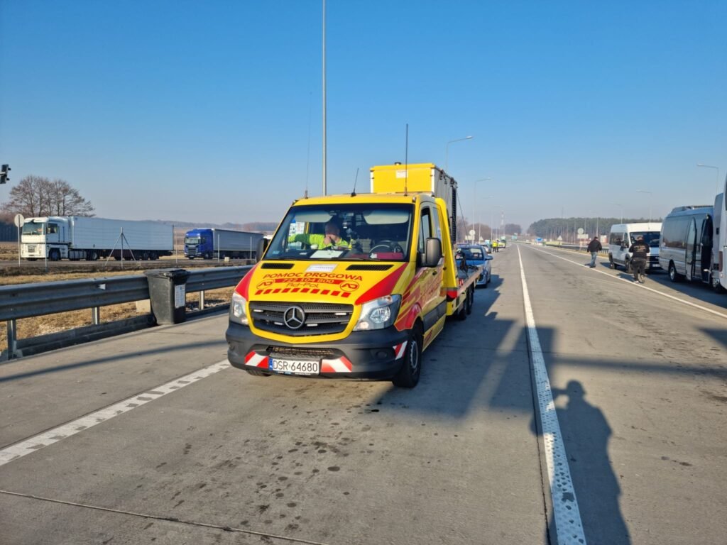 Laweta Środa Śląska transportuje uszkodzony samochód osobowy do warsztatu po awarii na drodze.