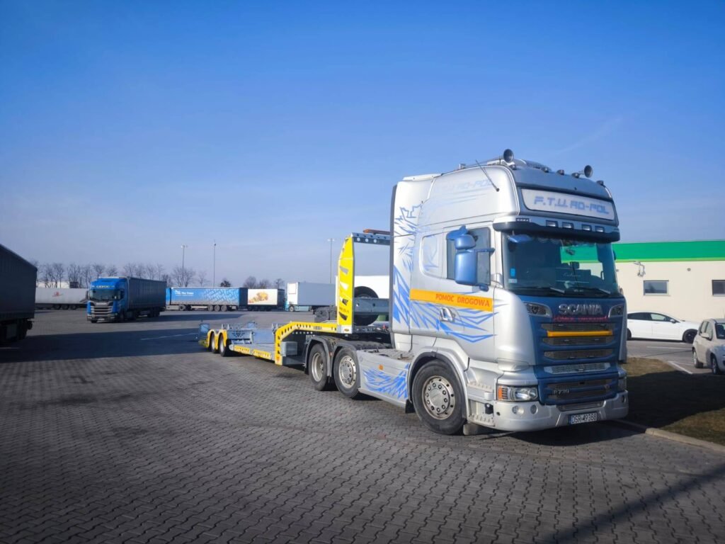 Laweta Środa Śląska transportuje uszkodzony samochód po awarii na drodze