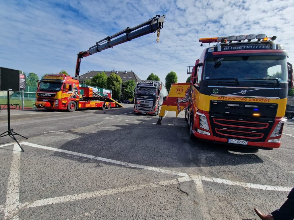 Pomoc drogowa Środa Śląska transportuje samochód na lawecie po awarii na drodze