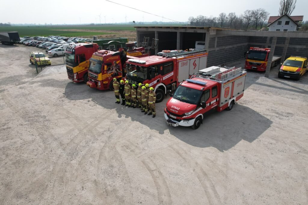 Holowanie Środa Śląska – laweta transportuje uszkodzony samochód po awarii na drodze do warsztatu samochodowego.